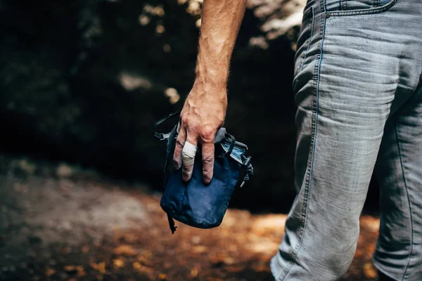 Man prepare to climb up rock — Stock Photo, Image