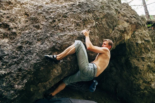 Чоловік піднімається скелею — стокове фото