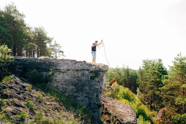Kayanın üzerinde duran adam — Stok fotoğraf
