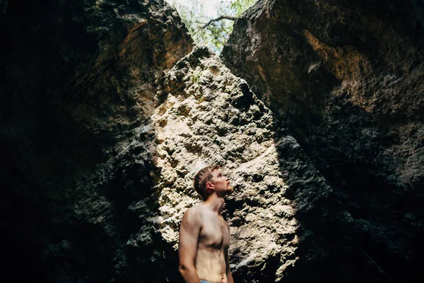 Man voor te bereiden op de rots klimmen — Stockfoto