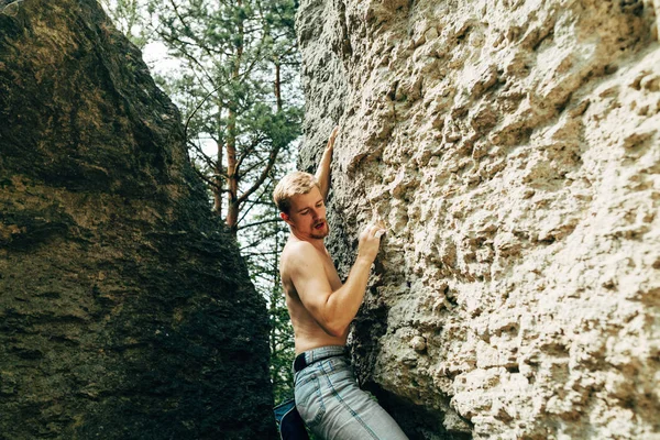Man climbing up rock — Stock Photo, Image