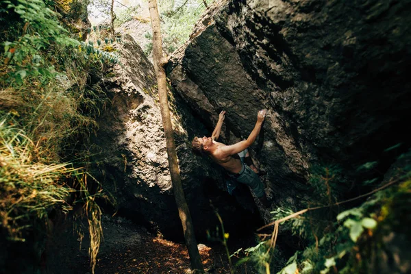 Man climbing up rock — Stock Photo, Image