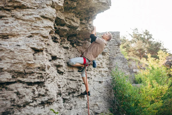 Hombre escalando roca — Foto de Stock