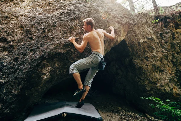 Mann klettert auf Felsen — Stockfoto