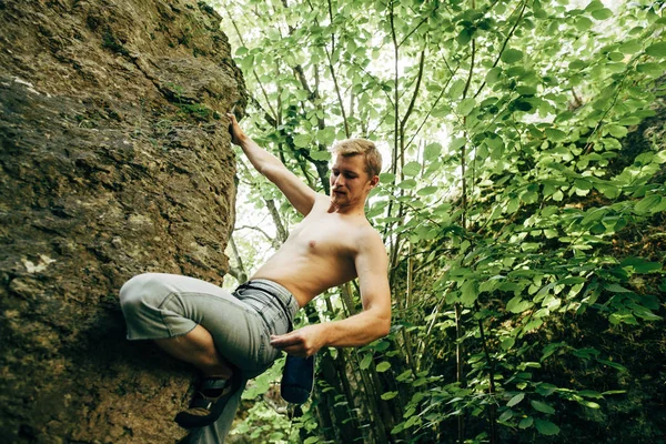 Man climbing up rock — Stock Photo, Image