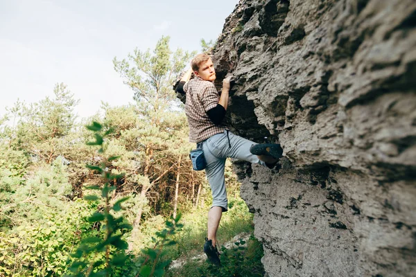 Man climbing up rock — Stock Photo, Image