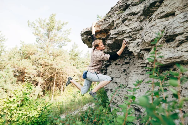 Man klättrar upp rock — Stockfoto