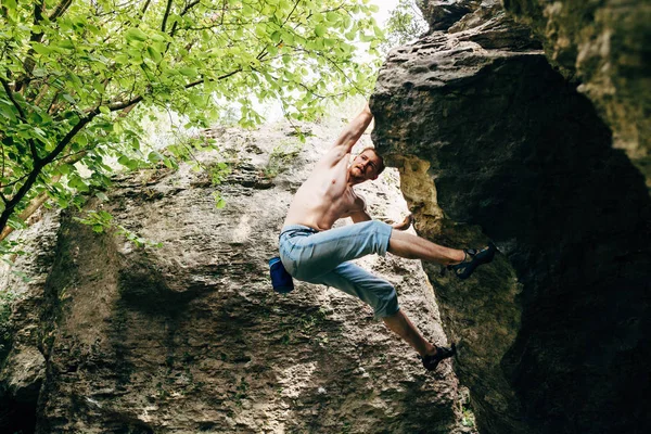 Man climbing up rock — Stock Photo, Image