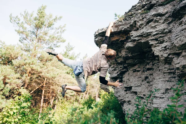 Człowiek wspina się rock — Zdjęcie stockowe