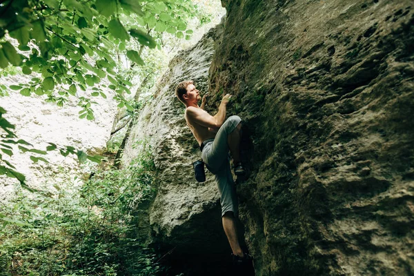 Muž, lezení po skále — Stock fotografie