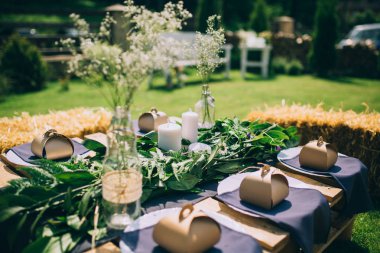 Düğün dekoru masada.