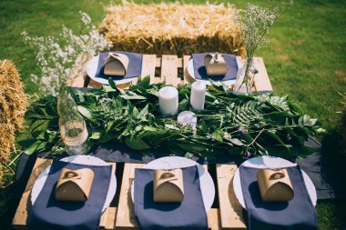 Düğün dekoru masada.