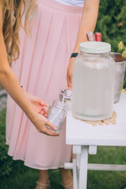 Erkek dökme limonata eller