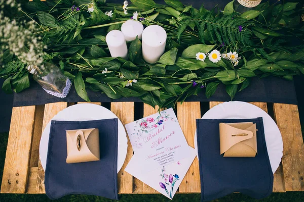Свадебный декор на столе — стоковое фото