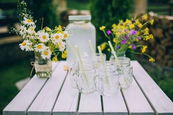 Bouquets e frascos na mesa — Fotografia de Stock
