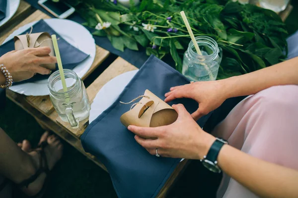 Tablo hediyeler ile hizmet veren kadın