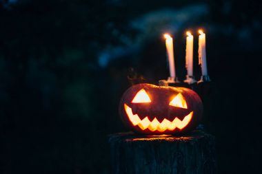 Cadılar Bayramı Balkabağı mumlar ile