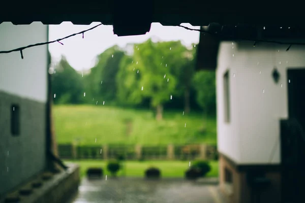 Tente düşen yağmur damlaları — Stok fotoğraf