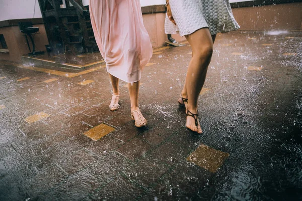 Vrouwen loopt door regen — Stockfoto