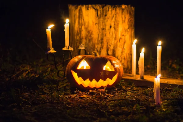 Хэллоуин тыква со свечами — стоковое фото