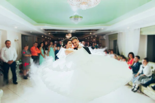 Casamento casal dançando — Fotografia de Stock