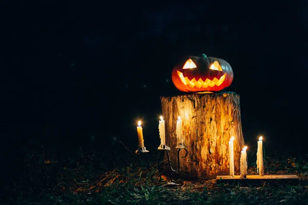Abóbora de Halloween com velas Fotos De Bancos De Imagens Sem Royalties