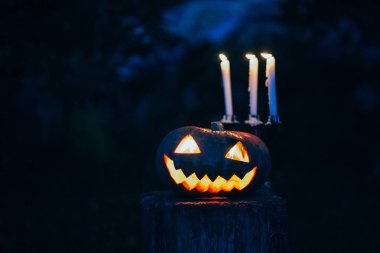 Cadılar Bayramı fener karanlıkta