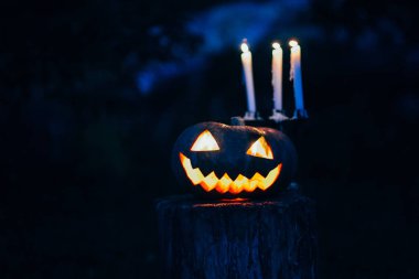 Cadılar Bayramı fener karanlıkta