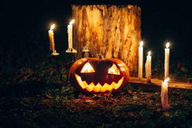 Cadılar Bayramı fener karanlıkta