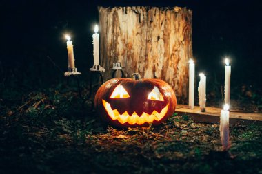 Cadılar Bayramı fener karanlıkta