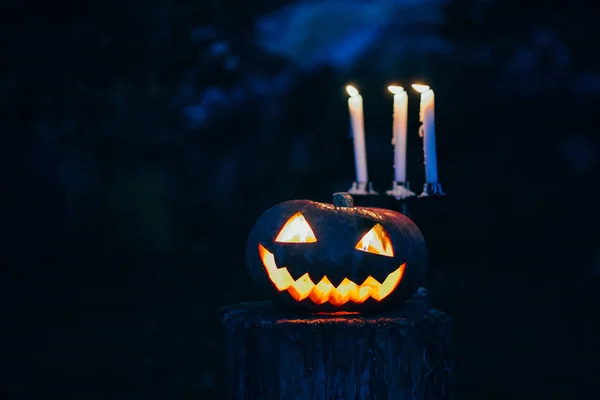 Хэллоуинский фонарь в темноте — стоковое фото