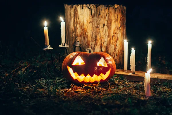 Хэллоуинский фонарь в темноте — стоковое фото