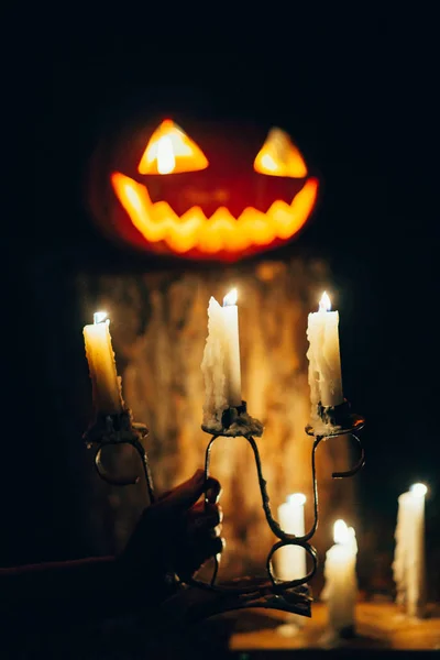 Candeliere davanti alla lanterna di Halloween — Foto Stock