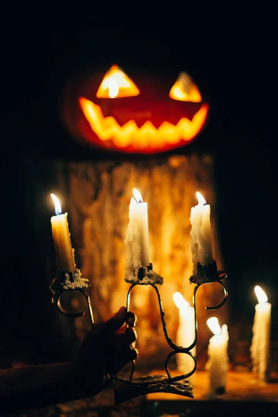Candeliere davanti alla lanterna di Halloween — Foto Stock