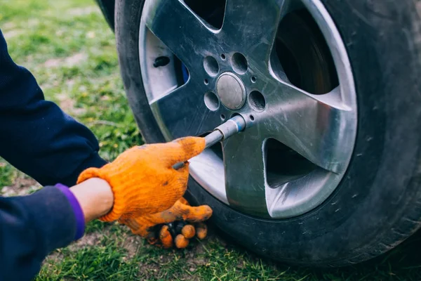 Man repairing wheel — Stock Photo, Image