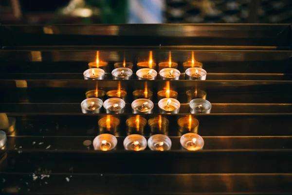 Queimar velas no altar da igreja — Fotografia de Stock