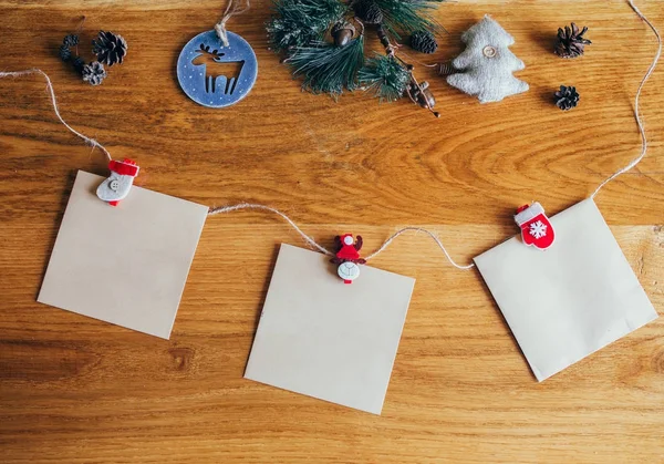 Рождественская квартира с открытками и украшениями — стоковое фото