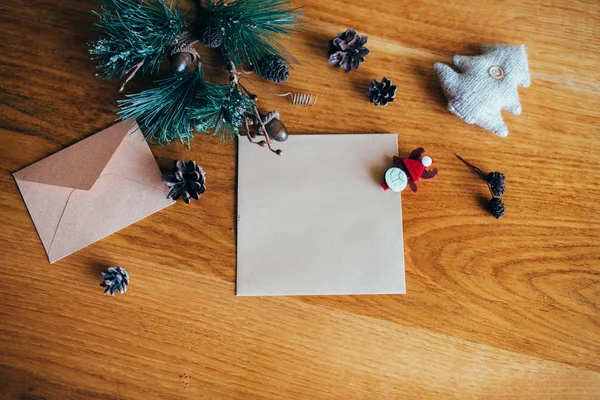 Juldekorationer med kuvert och kort — Stockfoto