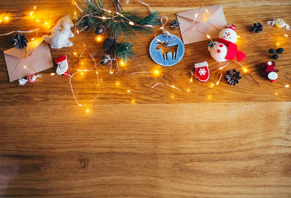 Рождественская квартира лежала с конвертами — стоковое фото