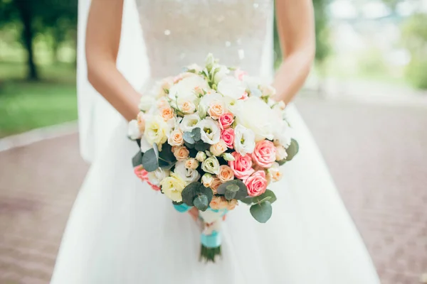 Sposa tenuta bouquet da sposa — Foto Stock