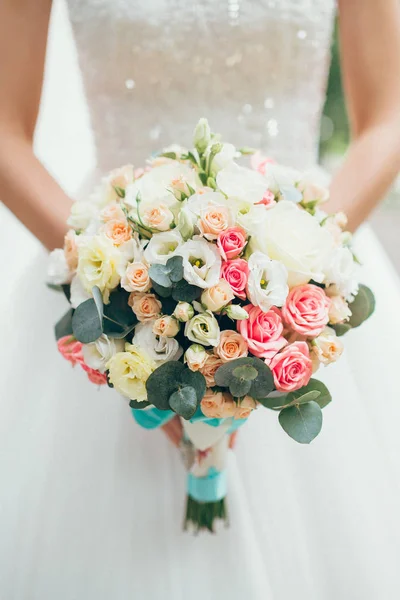 Mariée tenant bouquet de mariage — Photo