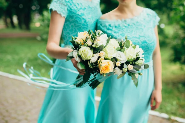 Demoiselles d'honneur tenant des bouquets — Photo
