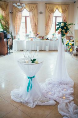 Şampanya bardağı ve gül