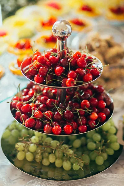 Lekkere bessen op tafel — Stockfoto