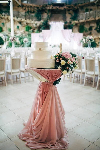 Svatební dort s dekoracemi — Stock fotografie