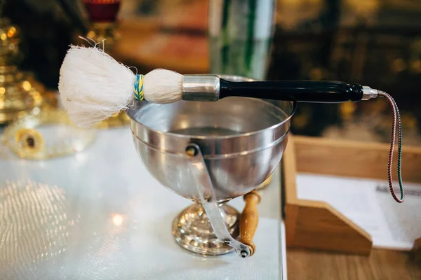 Schüssel mit Wasser und Pinsel — Stockfoto