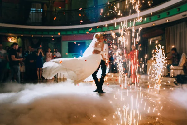 Casal recém-casado primeira dança — Fotografia de Stock