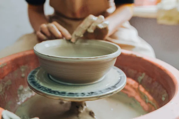 Potter Che Pentola Ceramica Sulla Ruota Della Ceramica — Foto Stock