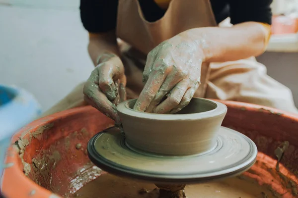 Potter Che Pentola Ceramica Sulla Ruota Della Ceramica — Foto Stock