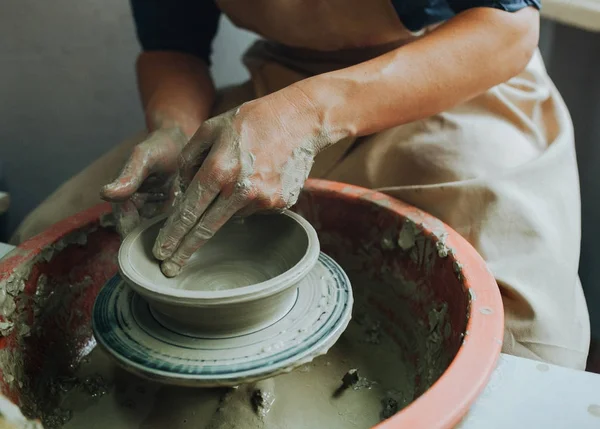 Potter Fazendo Panela Cerâmica Roda Cerâmica — Fotografia de Stock